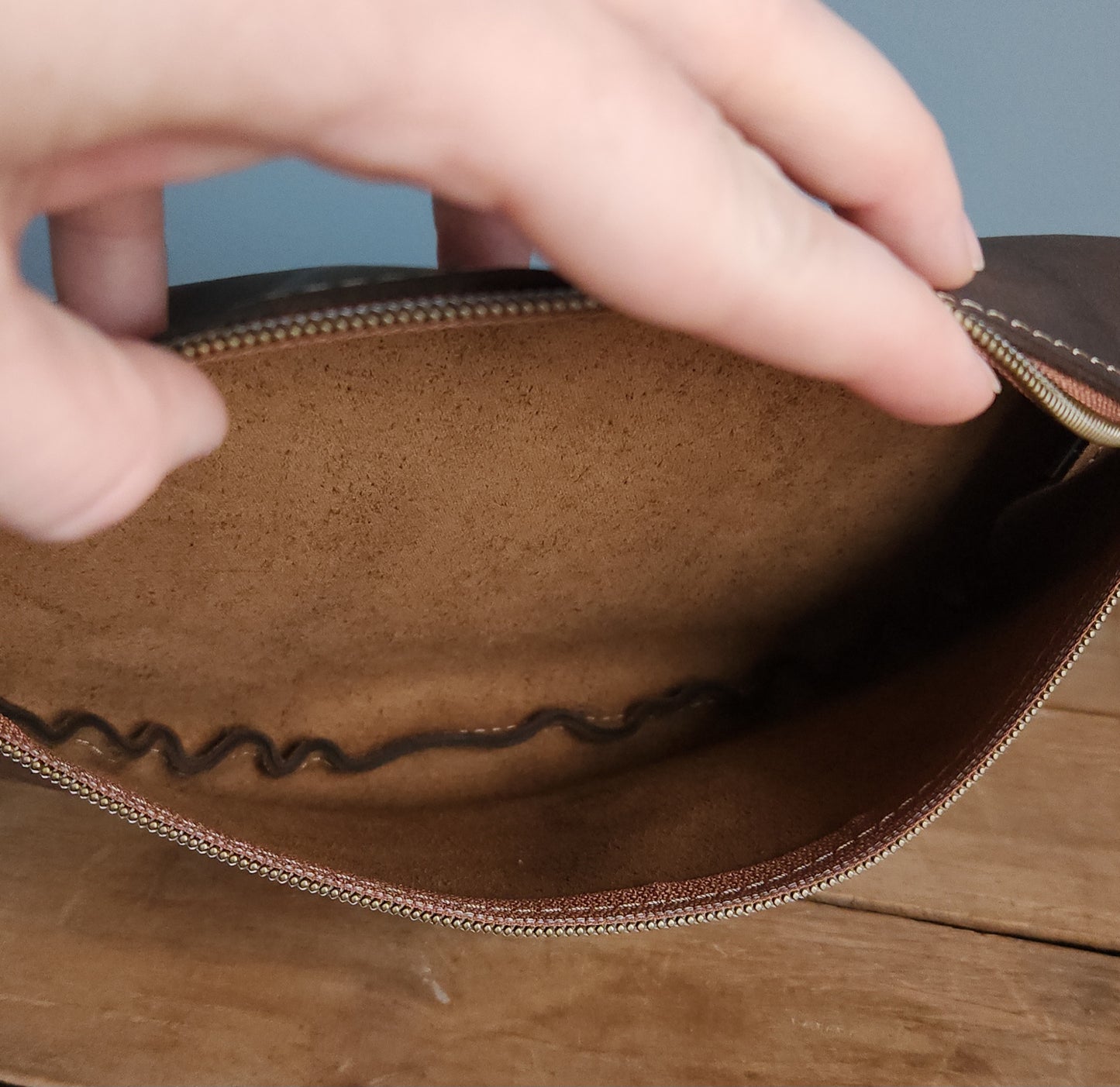 Ironwood large leather sling bag