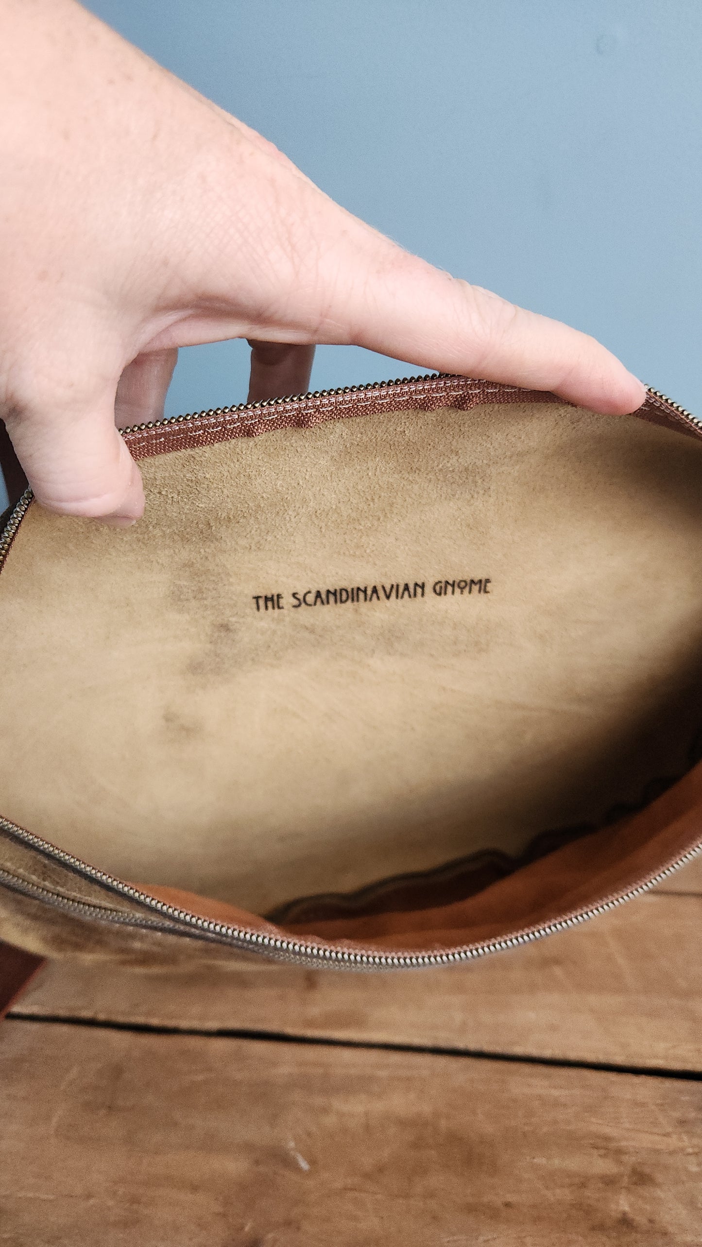XL sling bag light tan