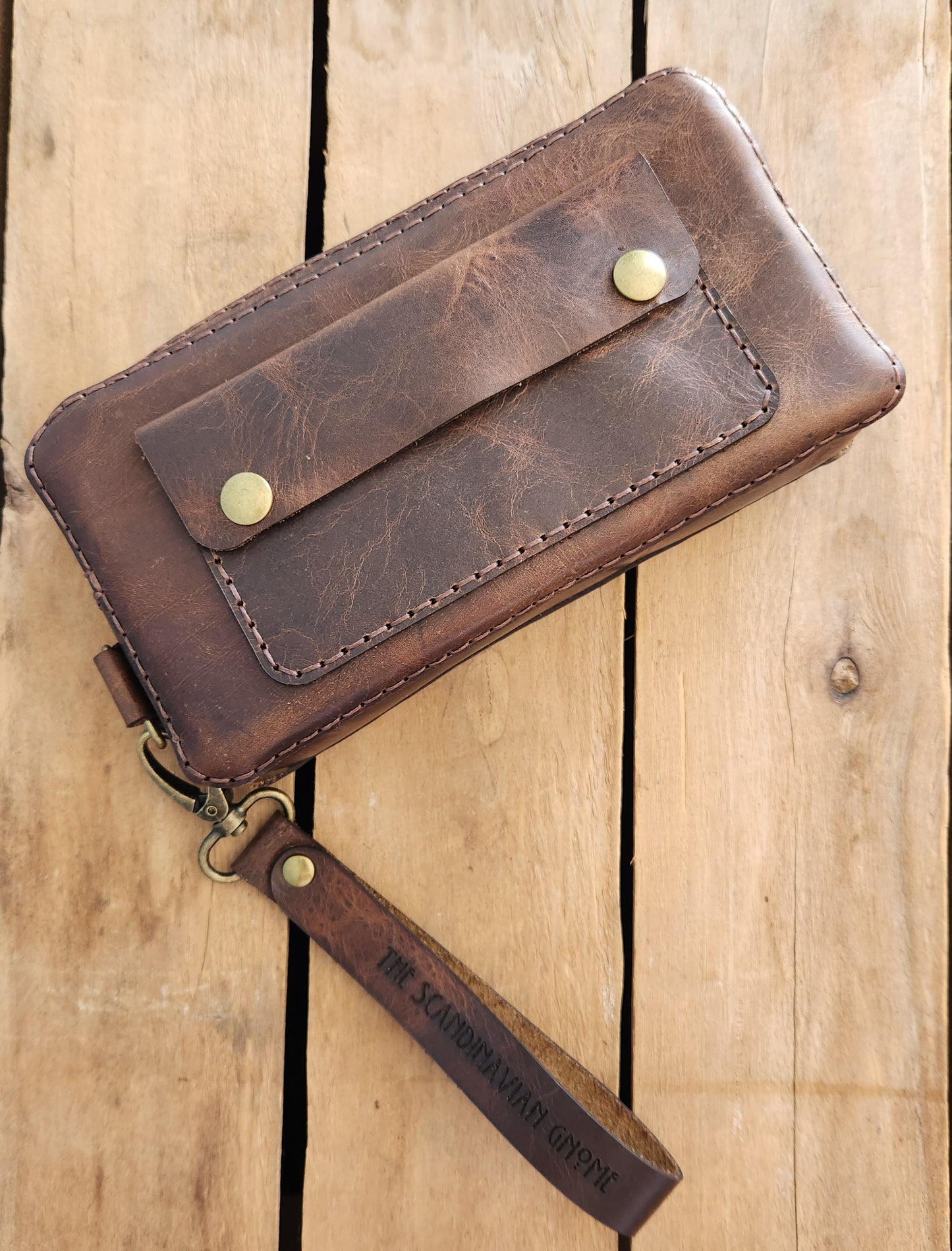 Derby brown clutch