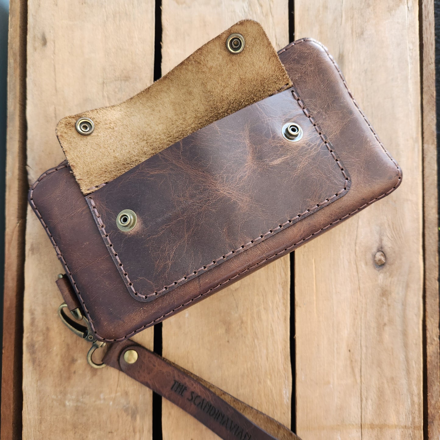 Derby brown clutch